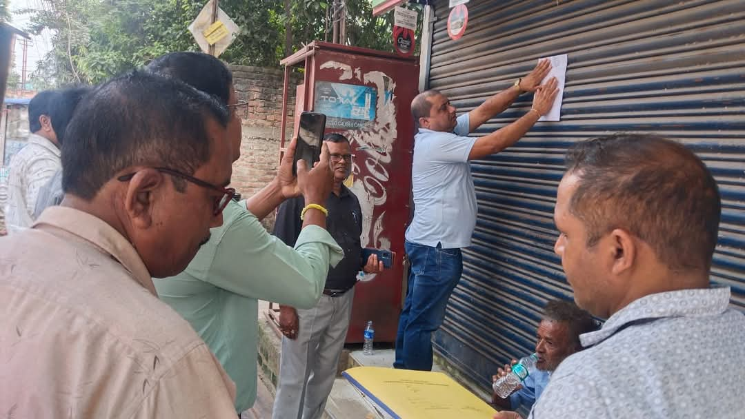 An eatery getting sealed by GMC authorities.