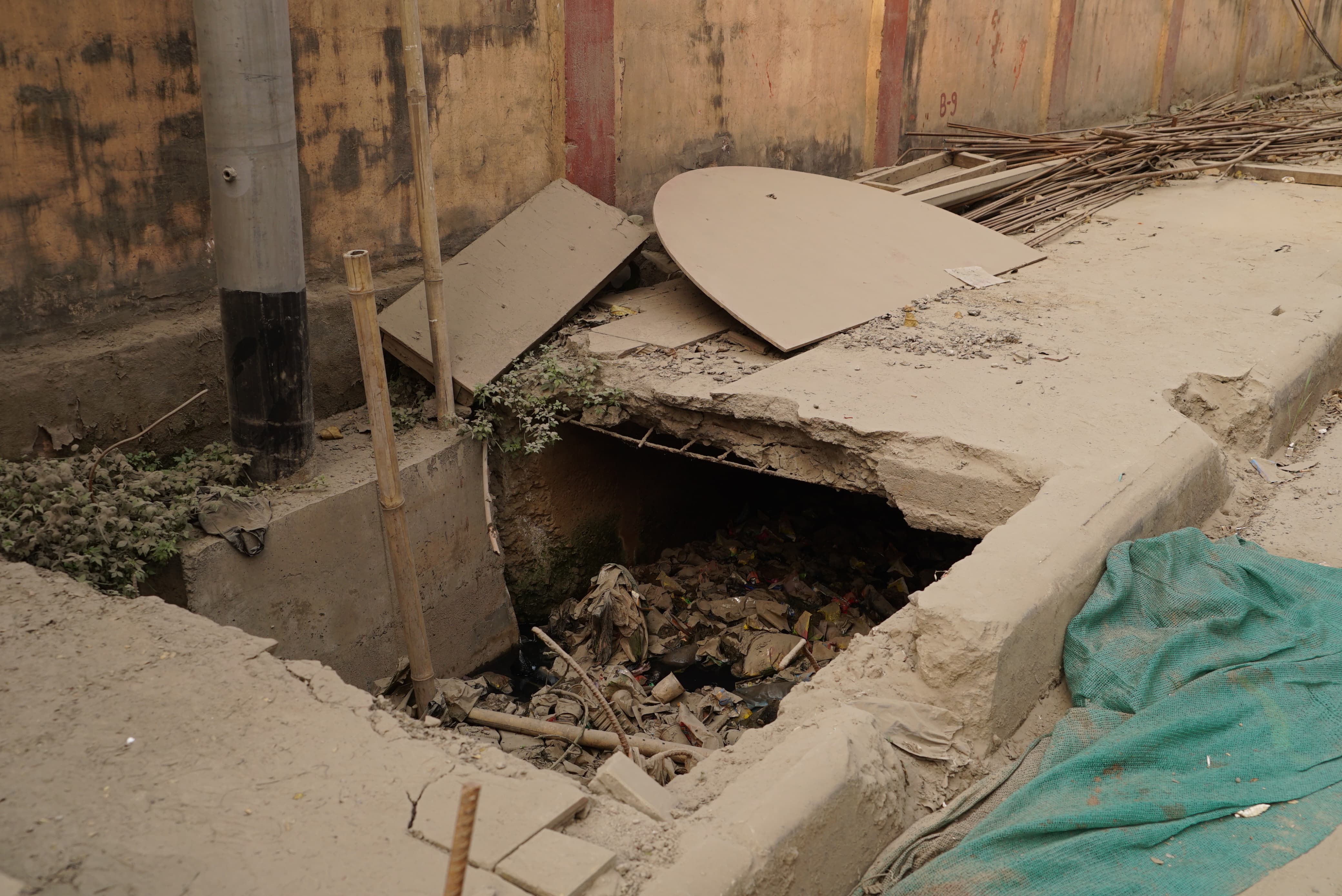 An open clogged drain in Bamunimaidam.